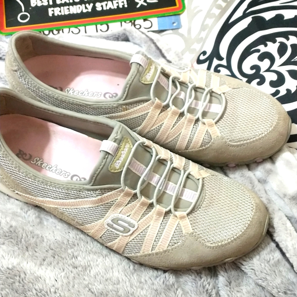 Skechers size 10 gray and white very little use flats